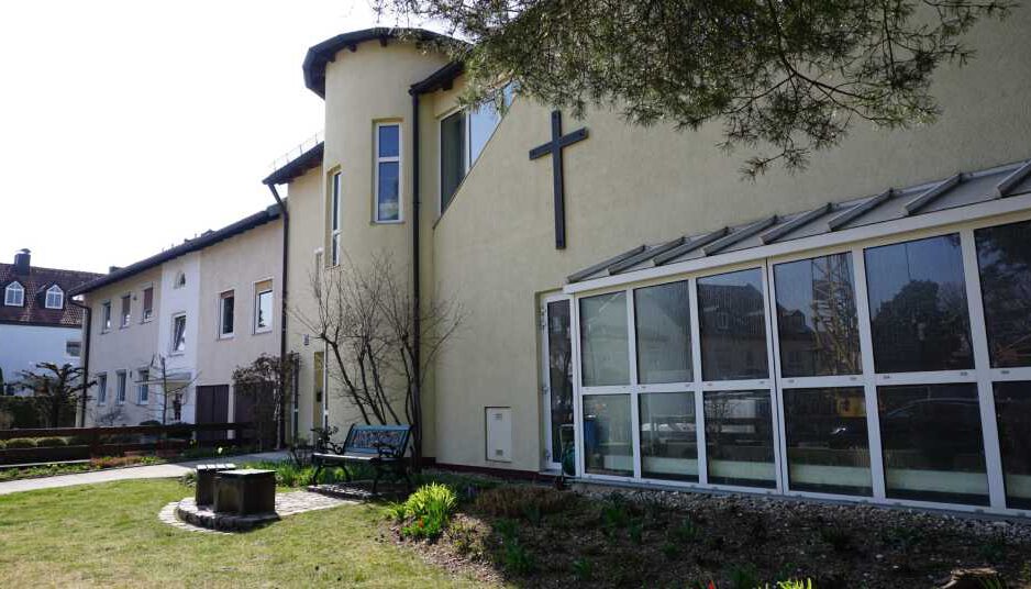 DSC02584-scaled Seitenansicht Gemeindezentrum mit grosser Glasfront und einem Holzkreuz an der Wand