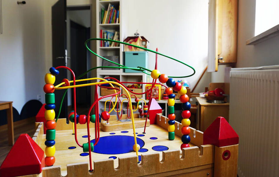 Blick in den Babyraum im Gemeindezentrum, im Vordergrund ein buntes Holzspielzeug