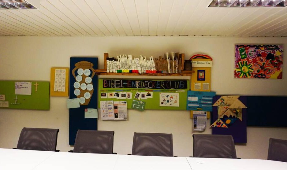 Wand des Kinderraumes mit Schrift Bibelentdecker-Club