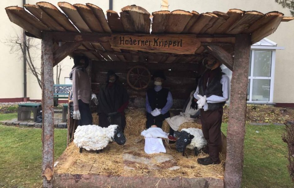 GH_Krippe-scaled Holzstand mit fünf selbst gemachten personengrossen Krippenfiguren