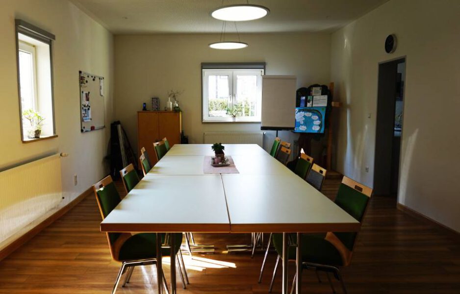 GH_Raum-scaled Innenansicht Seminarraum im Gemeindezentrum mit grossem Tisch