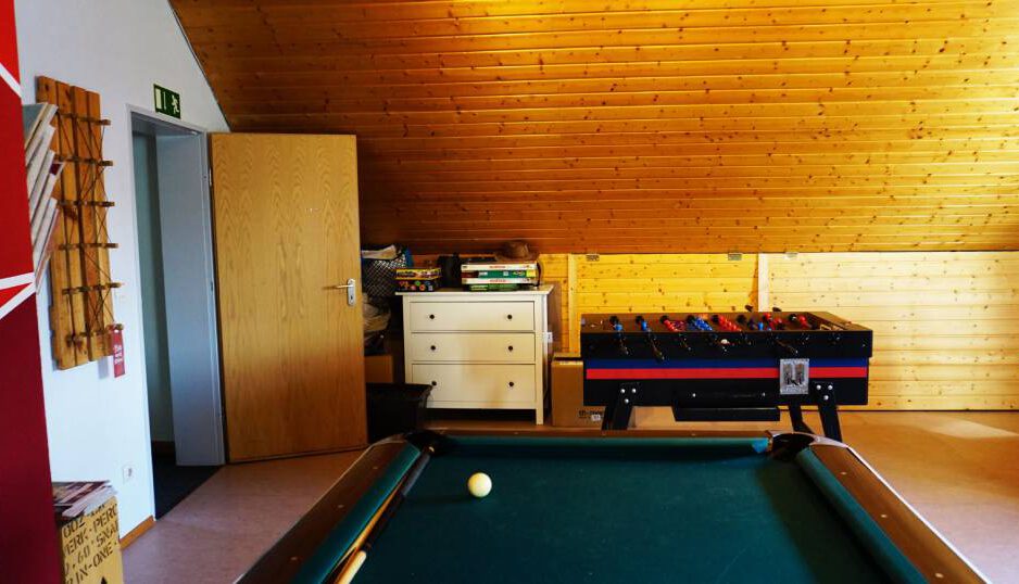 Gemeinde-leben-Jugend-GH_Jugendraum1-scaled Innenansicht Jugendraum im Gemeindezentrum mit Billardtisch und Kicker