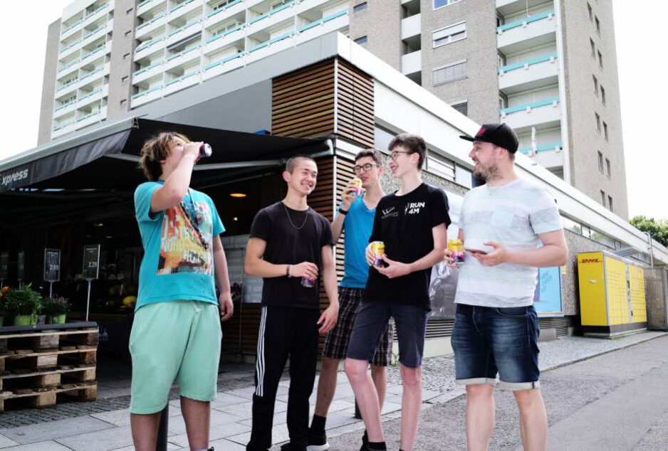 Gemeinde-leben-Jugend-Jugend-scaled Mike Milde mit 4 Teenager-Jungen vor einem Gebäude,