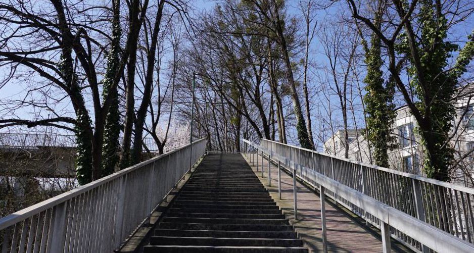 Hintergrund_Vision-scaled Blick auf die Autobahnbrücke von unten mit grosser Treppe,
