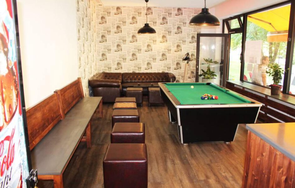 Laimer-Herz_Innen2_bearbeitet-scaled Innenansicht Nachbarschaftstreff Laimer Herz mit einem Billardtisch in der Mitte