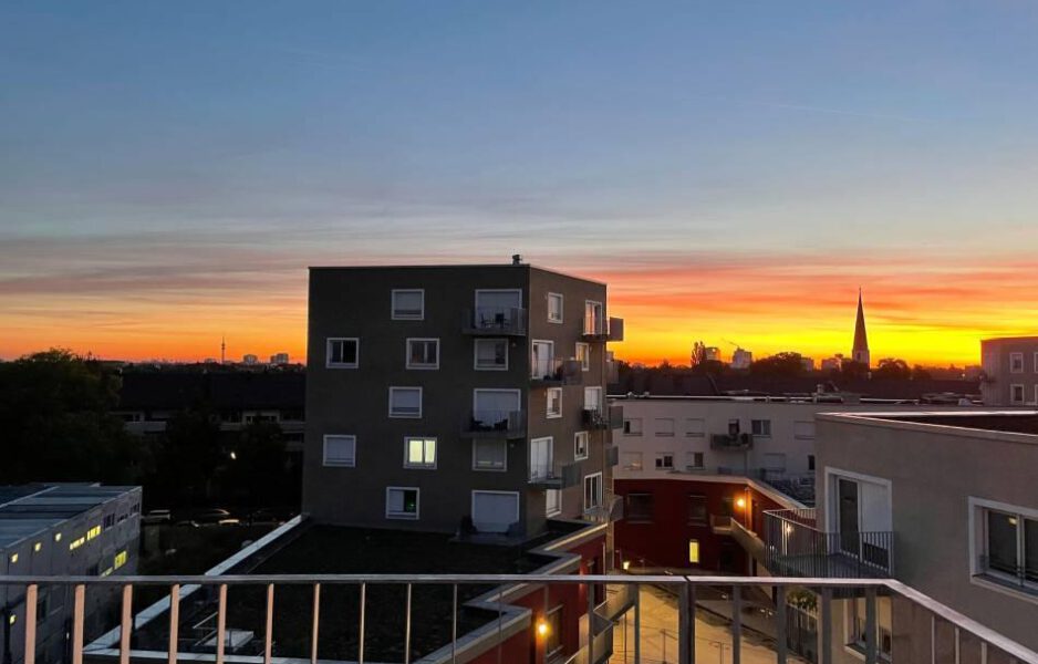 Aussenansicht auf Gebäude in der Ludlstrasse mit Sonnenuntergang