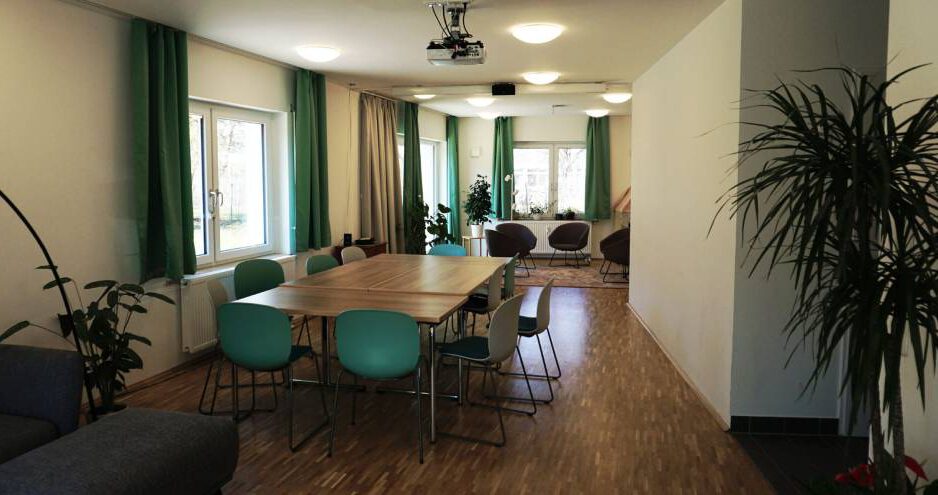MGWH_Innen2-scaled Blick in den Gemeinschaftsraum des MGWH mit grossem Tisch