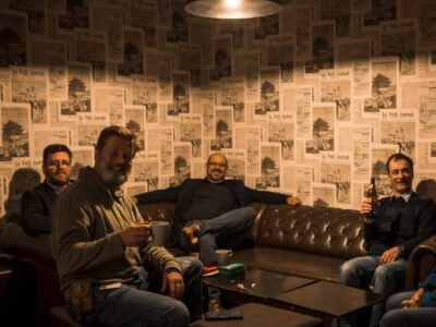 4 Männer sitzen im Nachbarschaftstreff Laimer Herz auf dem Ledersofa