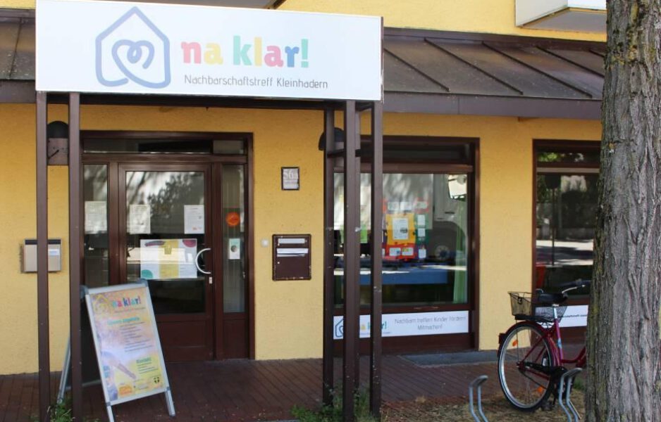 Na-klar_Aussen_bearbeitet-scaled Aussenansicht auf die Eingangstüre und grosse Fenster mit Schild Nachbarschaftstreff NaKlar