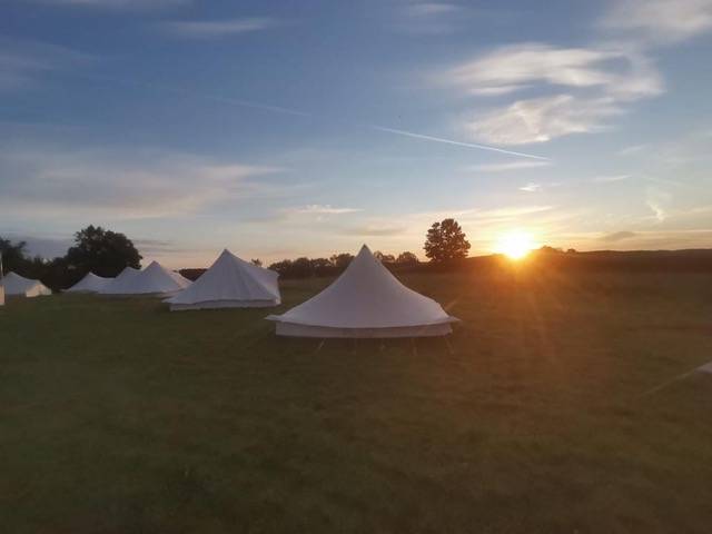 Zeltlager1-1 6 weisse Zelte auf der Wiese bei Sonnenuntergang