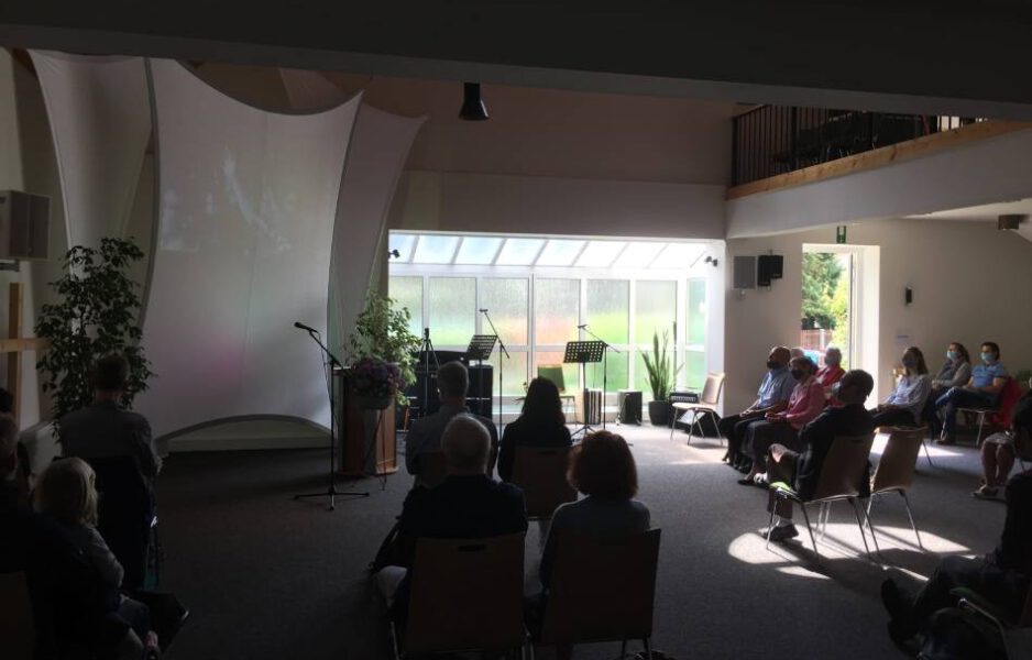 Bild in den Gottesdienstraum von Hinten