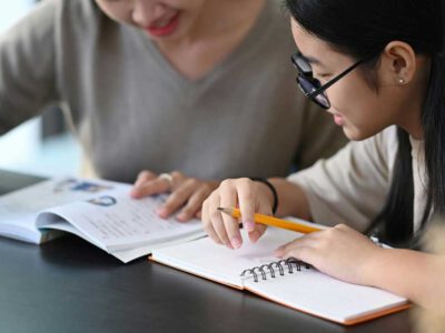 getty-images-Q_pNCULt5XI-unsplash_web Bild mit zwei Frauen, die zusammen lernen